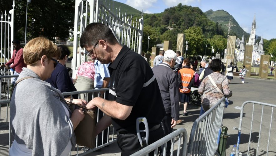 Fouillle des pélerins à l'entrée du sanctuaire le 11 août 2016 à Lourdes