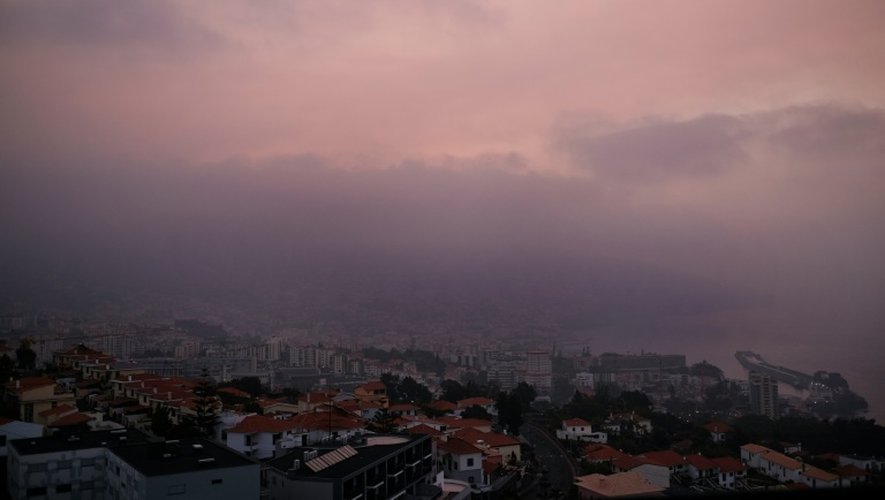 Un nuage de fumée recouvre la ville de Funchal sur l'île de Madère où les incendies ont été maîtrisés, le 11 août 2016
