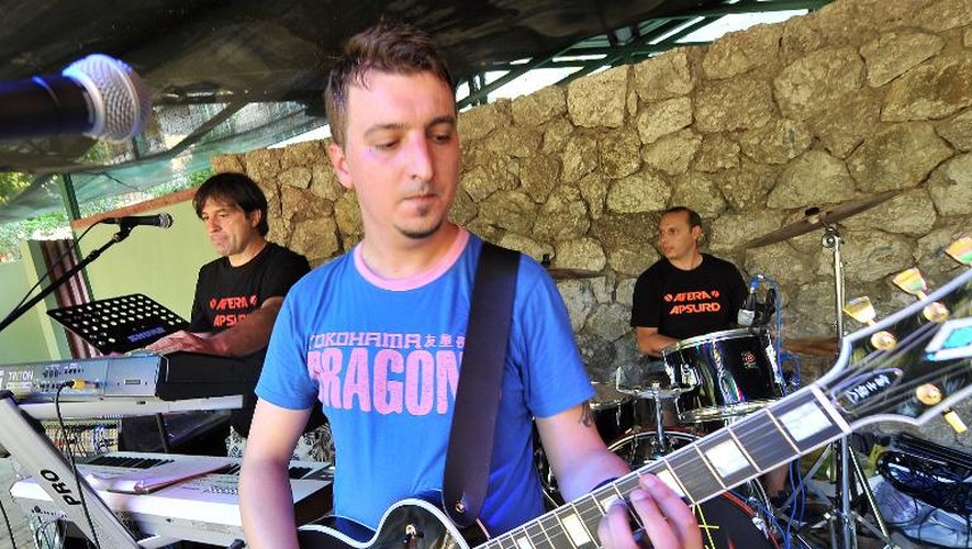 Le groupe bosniaque Afera en pleine répétition le 9 août 2014, avant un concert à Srebrenica