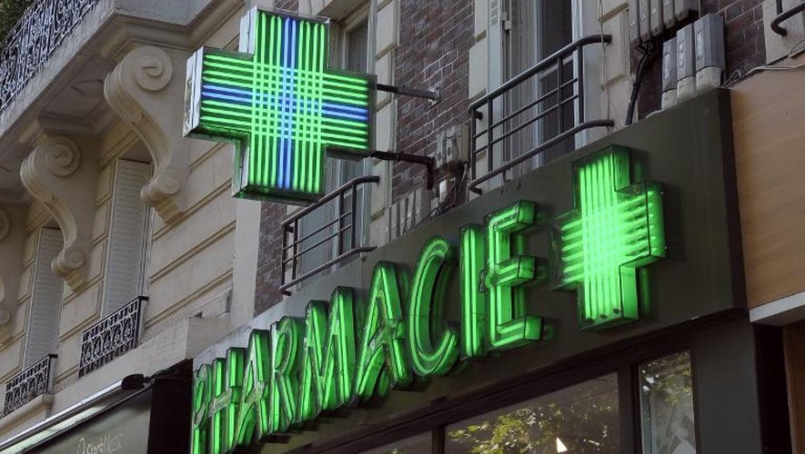 Une enseigne de pharmacie à Paris