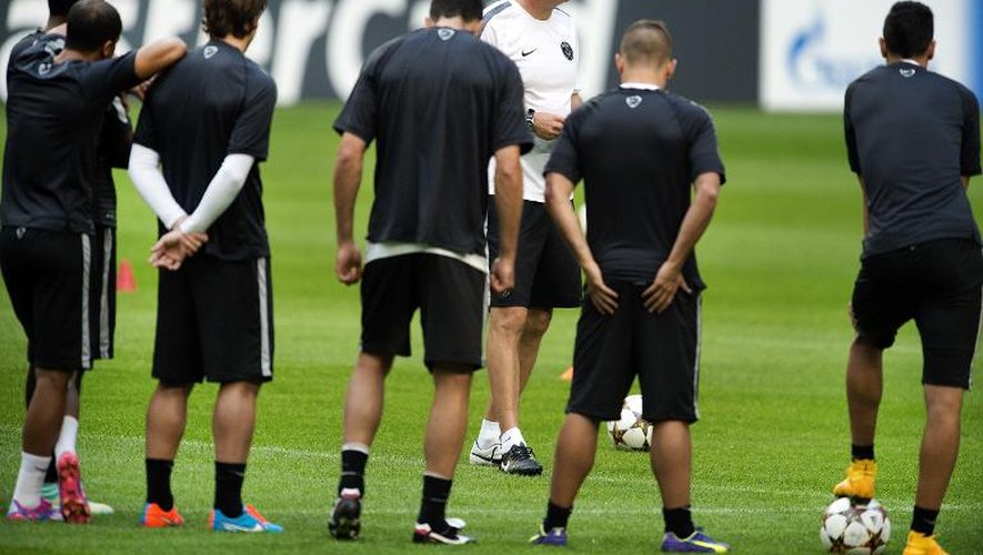 Les joueurs du PSG écoutent les consignes de leur entraîneur, le 16 septembre 2014 à Amsterdam