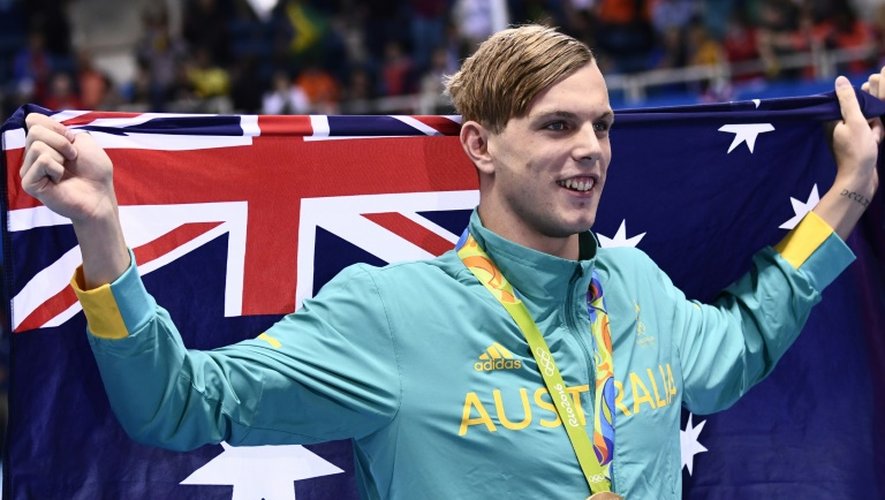 L'Australien Kyle Chalmers exulte avec sa médaille d'or au tour du cou après sa victoire au 100 m libre aux JO de Rio, le 10 août 2016