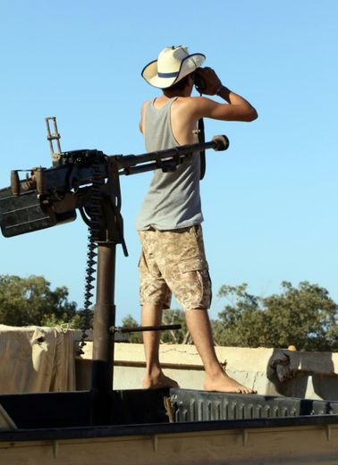 Un combattant des forces gouvernementales libyennes observe Syrte le 18 juillet 2016