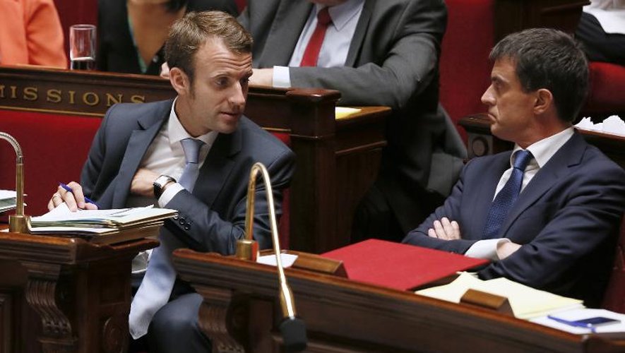 Le ministre de l'Economie Emmanuel Macron (g), en compagnie du Premier ministre Manuel Valls le 16 septembre 2014 à l'Assemblée Nationale