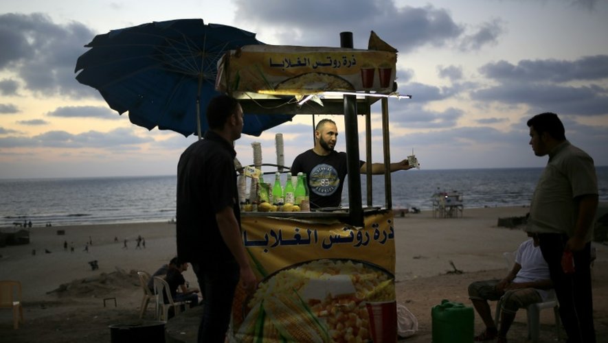 Mohammed Abou Assi dans sa cahute du bord de plage, le 2 septembre 2015 à Gaza