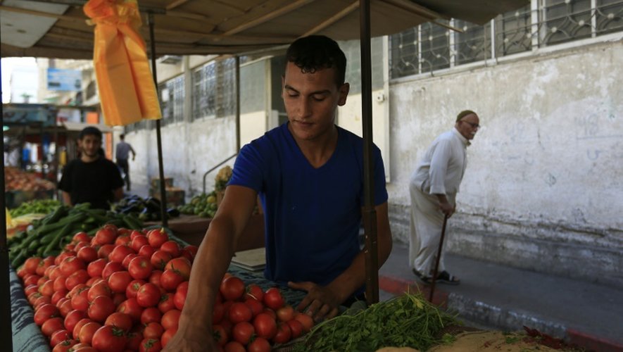 Mouammar Qouider, le 29 septembre 2015 sur son stand de légumes à Gaza