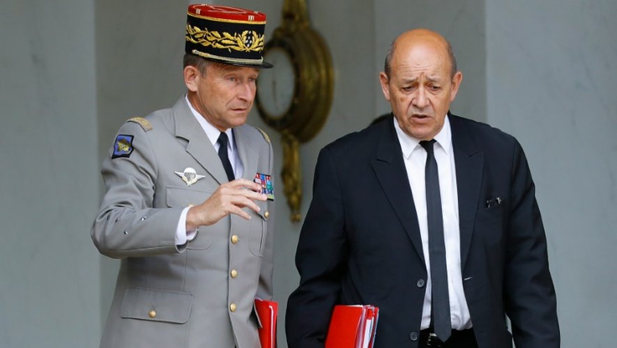 Le chef d'état-major des armées, le général Pierre de Villiers, et le ministre de la Défense Jean-Yves Le Drian à l'issue du conseil restreint de défense le 11 août 2016  l'Elysée à Paris