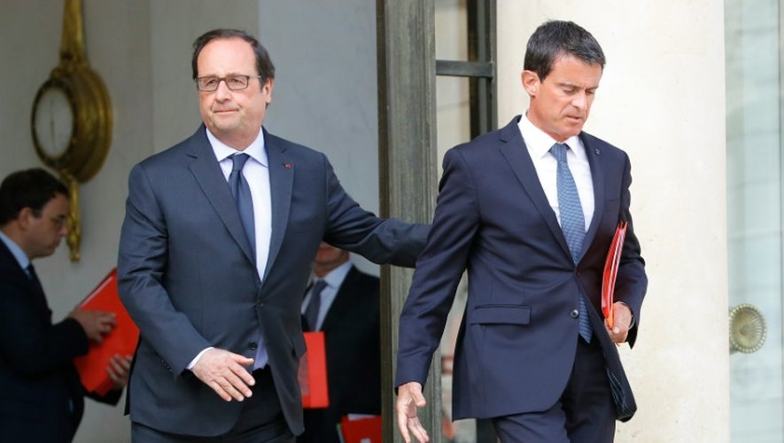 Le président François Hollande et le Premier ministre Manuel Valls à l'issue du conseil de défense le 11 août 2016 à l'Elysée à Paris