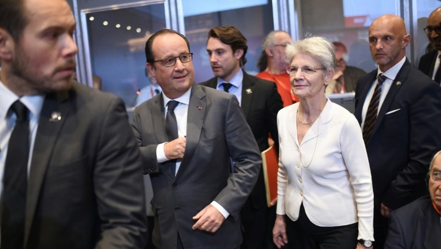 Le président François Hollande et la secrétaire générale sortante de la Confédération européenne des syndicats (CES), Bernadette Ségol, à la Mutualité à Paris le 29 septembre 2015