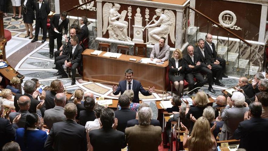 Manuel Valls applaudi par les députés socialistes le 16 septembre 2014 à l'Assemblée nationale à Paris