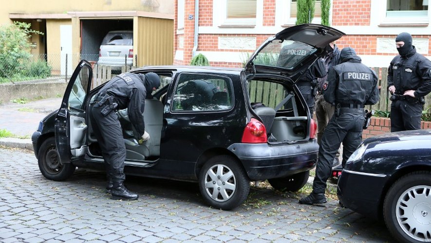 Des policiers allemands fouillent une voiture à Hildesheim, le 10 août 2016