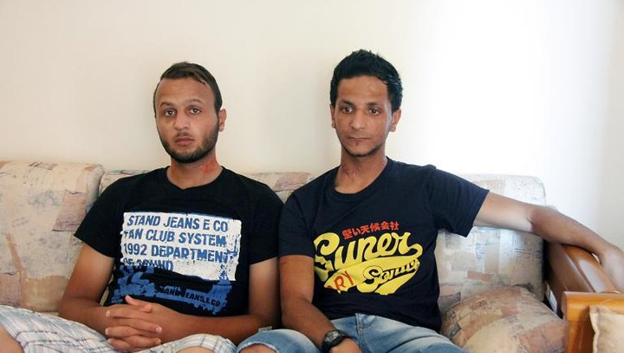Les Palestiniens Mohamed Raad et Abdelmazid Alhila, deux des dix survivants du naufrage d'un navire de migrants en Méditerrannée, lors d'un entretien accordé à l'AFP, le 17 septembre  2014 dans un appartement  du port de Chania au sud de la Crête
