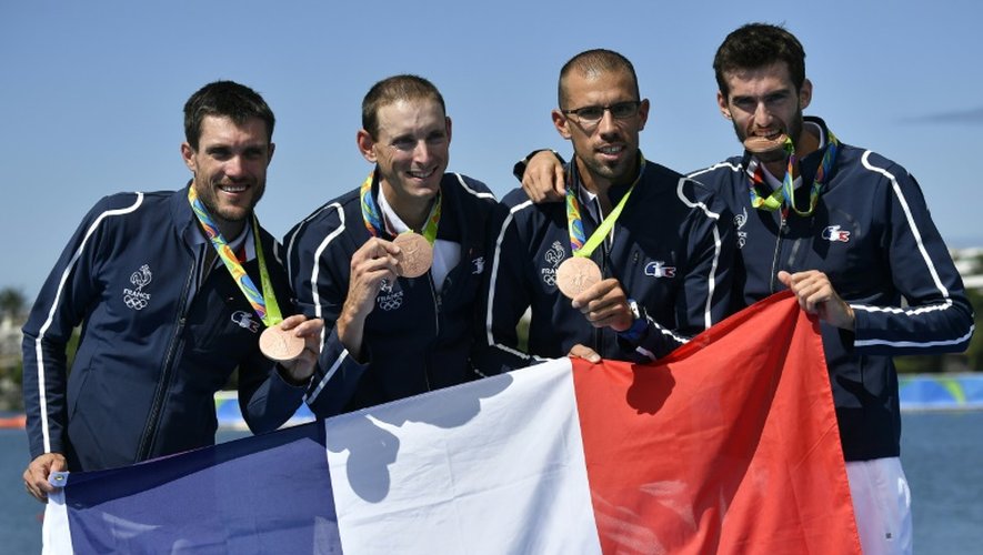 Franck Solforosi, Thomas Baroukh, Guillaume Raineau et Thibault Colard après leur 3e place lors du tournoi d'aviron catégorie quatre de couple poids légers aux Jo de Rio, le 11 août 2016