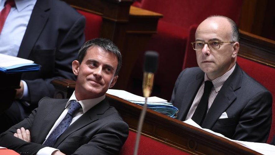 Le ministre de l'Intérieur Bernard Cazeneuve (d) et le Premier ministre Manuel Valls (g) lors des questions au gouvernement à l'Assemblée Nationale le 10 septembre 2014