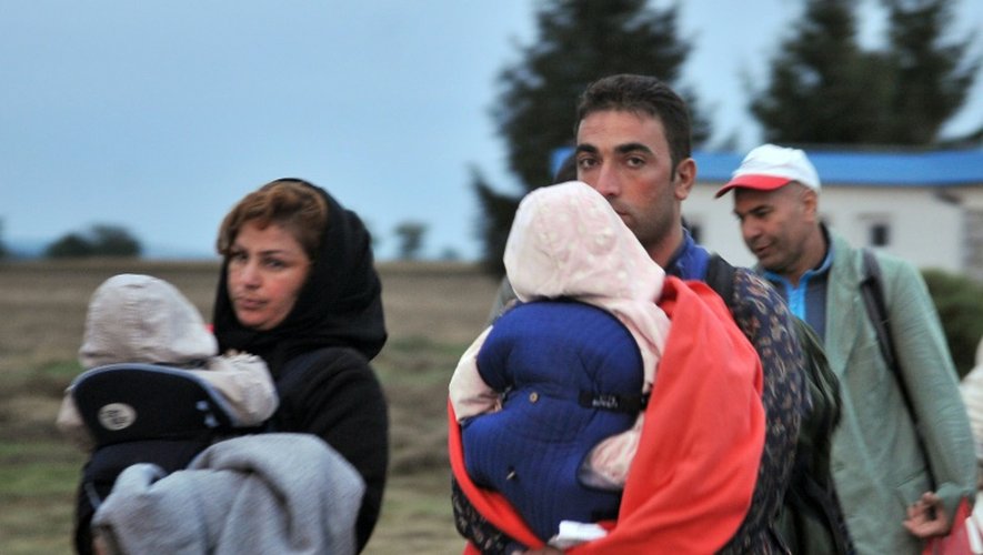 Un groupe de migrants dans le village de Baranjsko Petrovo Selo près de la ville croate de Beli Manastir le 29 septembre 2015