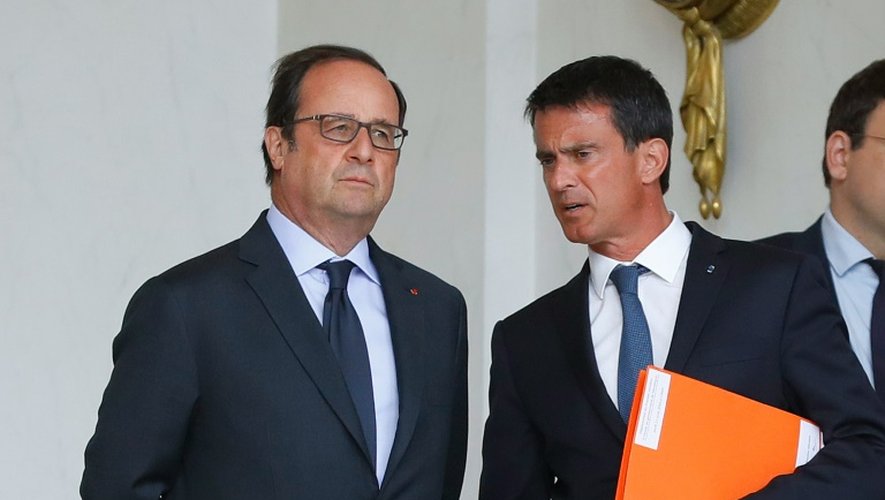 Le président français François Hollande (g) et son Premier ministre Manuel Valls, le 11 août 2016 à Paris