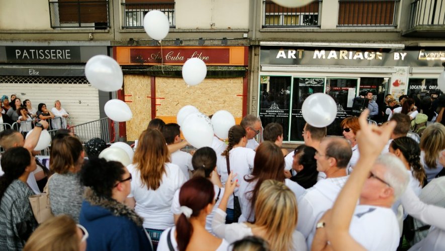 Rassemblement en hommage aux victimes de l'incendie ayant frappé un bar de Rouen, le 11 août 2016 devant l'établissement