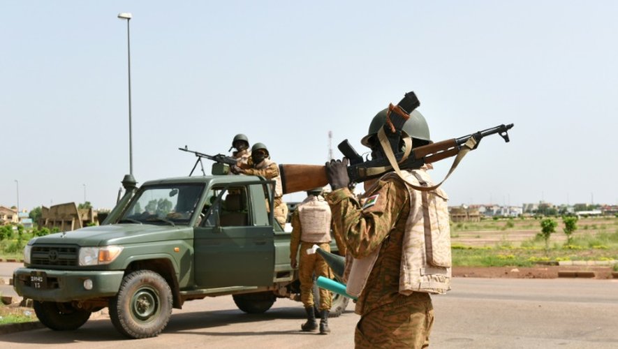 Des soldats en patrouille près de la caserne où sont retranchés les ex-putschistes, le 29 septembre 2015 à Ougadougou, au Burkina Faso