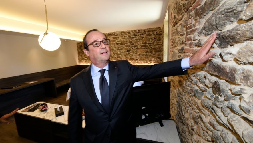 François Hollande inaugure un luxueux domaine hôtelier, le 11 août 2016 à Arnac-Pompadour en Corrèze