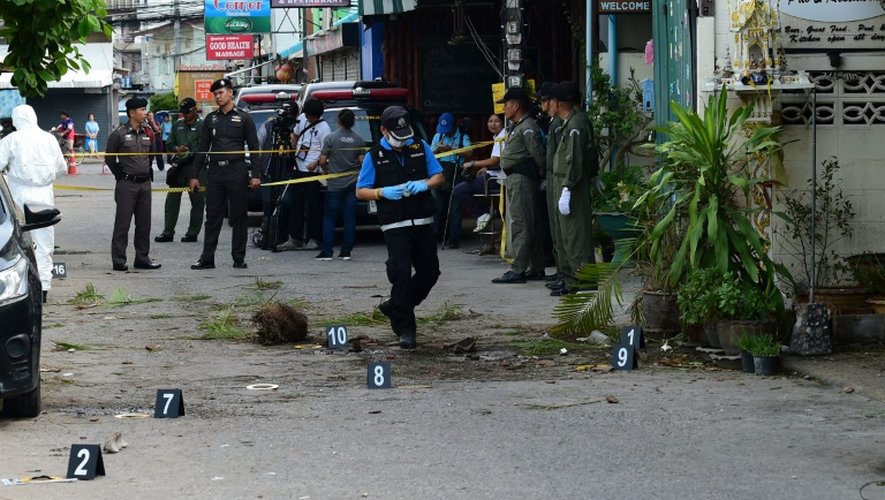 Enquêteurs sur le lieu de l'explosion d'une bombe le 12 août 2016 à Huan Hin en Thaïlande