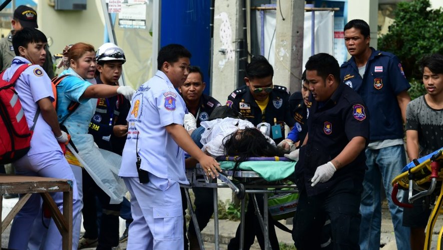 Une personne blessée dans l'explosion d'une bombe évacuée par les secouristes le 12 août 2016 à Huan Hin en Thaïlande