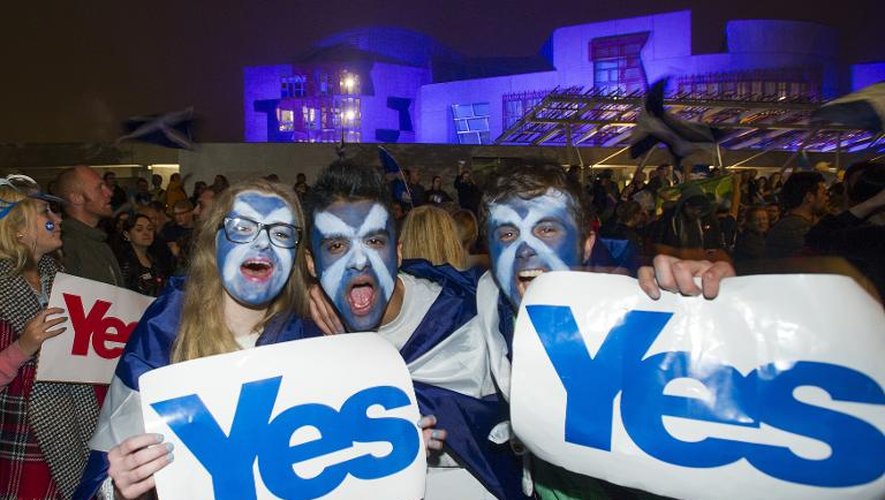 Des partisans du "oui" au référendum sur l'indépendance de l'Ecosse rassemblés devant le Parlement écossais à Edimbourg, le 17 septembre 2014