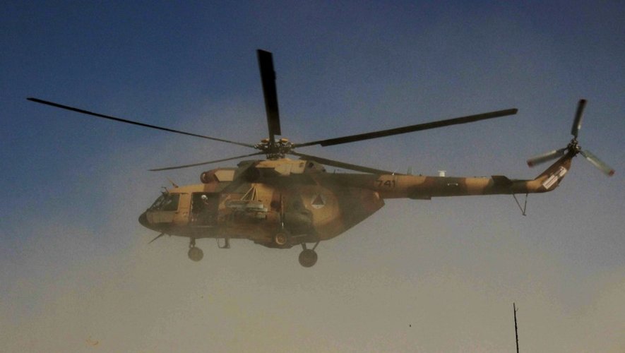 Un hélicoptère de l'armée afghane transporte des soldats à Kunduz dans le nord de l'Afghanistan, le 30 septembre 2015