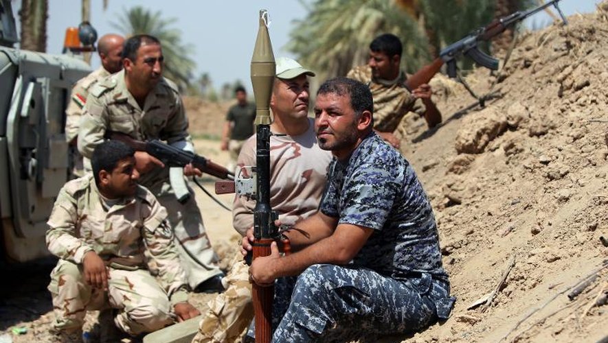 Des soldats irakiens et des combattants sunnites sur la ligne de front lors de combats avec les jihadistes du groupe Etat islamique, le 17 septembre 2014 à Dhuluiya, à 75 km au nord de Bagdad
