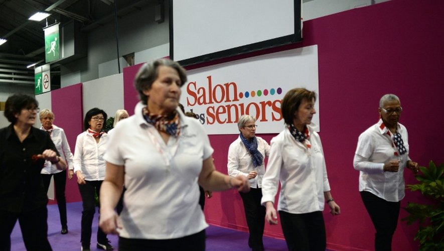Des femmes participent à une danse à l'ouverture du Salon des seniors à Paris, le 9 avril 2015