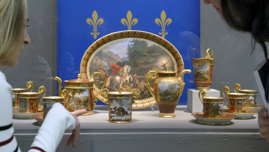 Photo prise le 18 septembre 2015 d'un service de porcelaine de Sèvres datant de 1840 appartenant à la famille d'Orléans vendu par Sotheby's