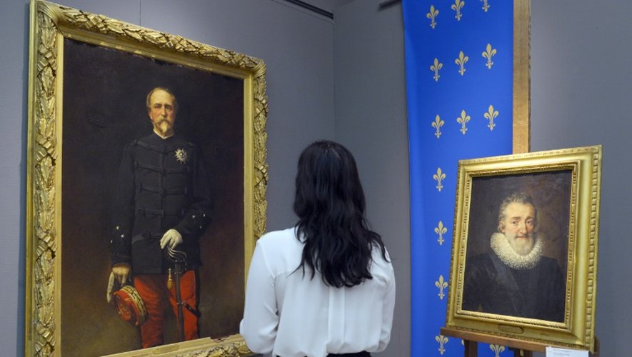 Photo prise le 18 septembre 2015 de tableaux représentant Henri d'Orléans (g) et le roi Henri IV (d) vendus par Sotheby's à Paris