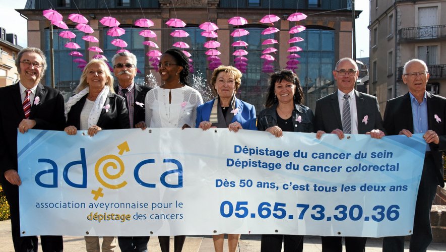 Sur la place de la mairie à Rodez, des parapluies roses (symboles de protection) en clin d’œil à cette mobilisation de l’Adeca et de l’ensemble de ses partenaires.