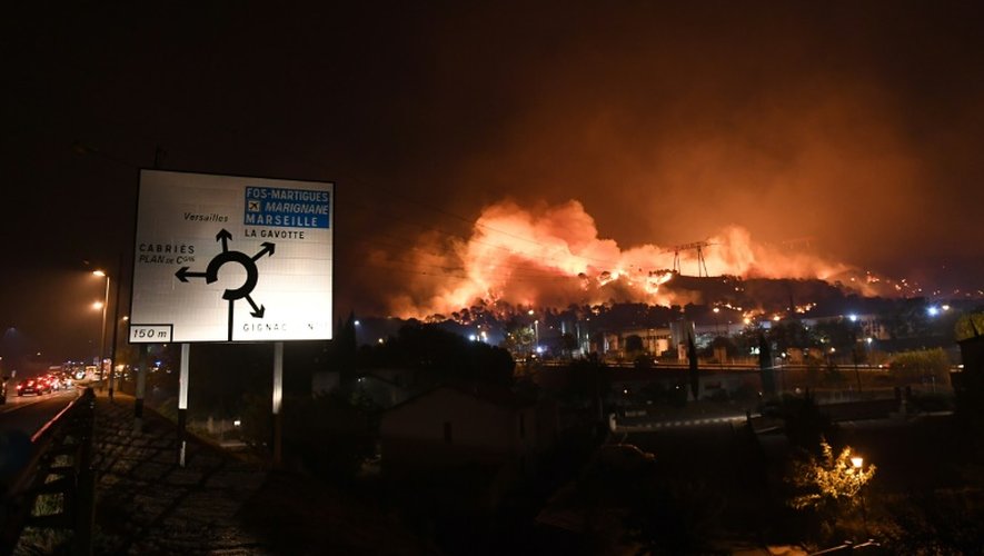 Des flammmes s'élèvent le 11 août 2016 au dessus des Pennes-Mirabeau, près de Marseille