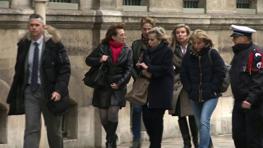 Capture d'écran d'une vidéo tournée par l'AFPTV montrant les filles de Jacqueline Sauvage arrivant à l'Élysée à Paris, le 29 janvier 2016, pour rencontrer le Président François Hollande