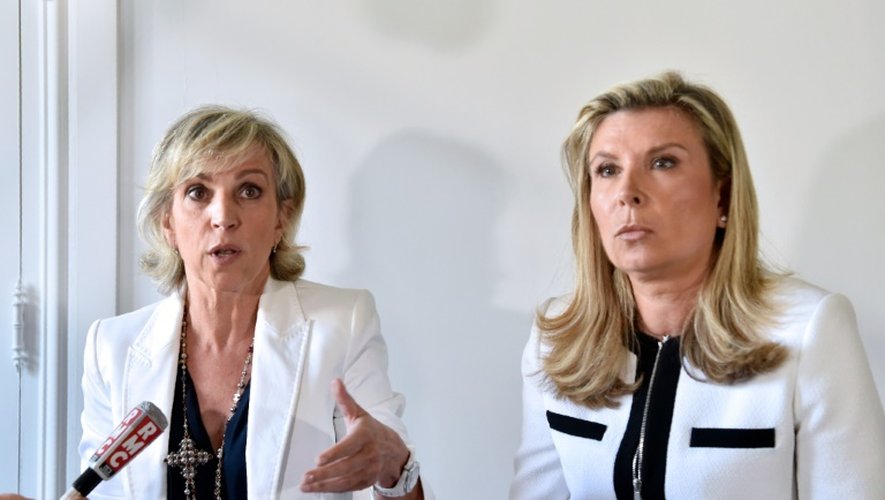Janine Bonaggiunta (g) et Nathalie Tomasini (d), avocates de Jacqueline Sauvage, condamnée à dix ans de réclusion pour le meurtre de son mari violent, lors d'une conférence de presse, le 12 août 2016 à Paris