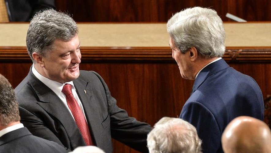 Le président ukrainien Petro Porochenko salue le secrétaire d'Etat américain John Kerry, le 18 septembre 2014 après son intervention devant le Congrès des Etats-Unis