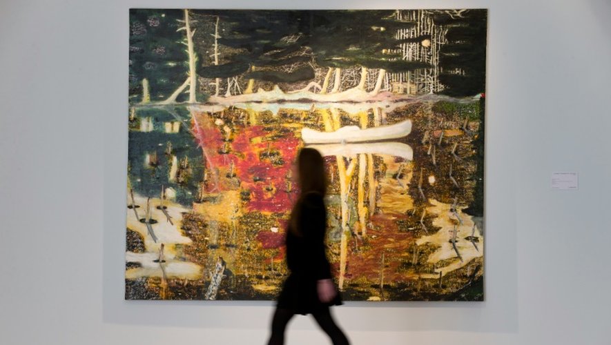 L'oeuvre de l'artiste britannique Peter Doig "Swamped" (submergé en français) exposée lors d'une présentation à la presse avant une ventre aux enchères Christie's, à Londres, le 10 avril 2015