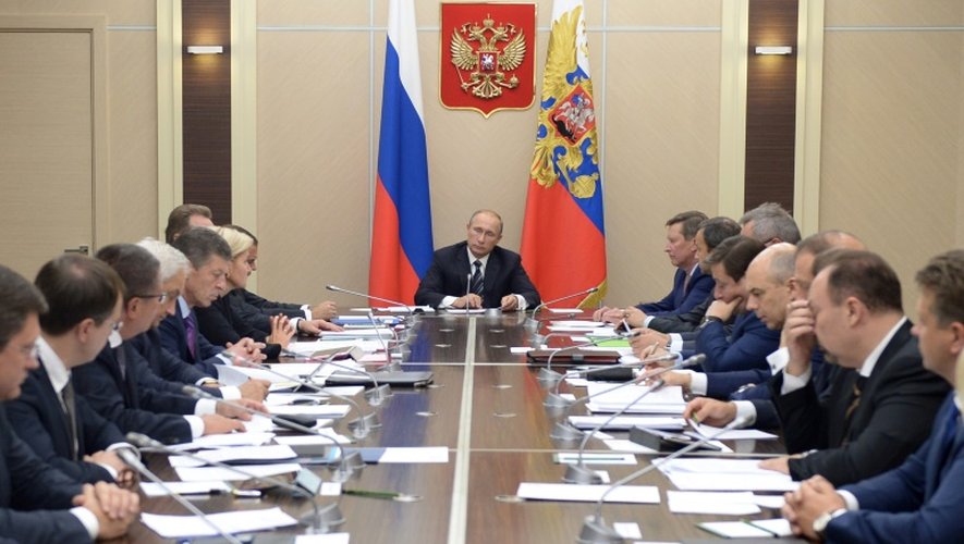 Le président russe Vladimir Poutine (c) lors d'un conseil des ministres dans la résidence Novo-Ogaryovo près de Moscou, le 30 septembre 2015