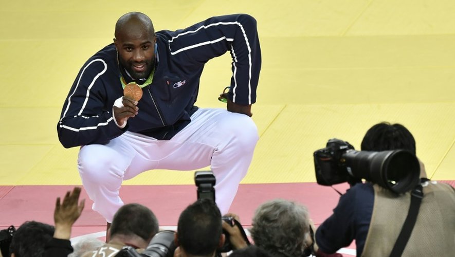 Le judoka Français Teddy Riner pose avec sa médaille d'or des - 100kg devant les journalistes aux JO de Rio, le 12 août 2016