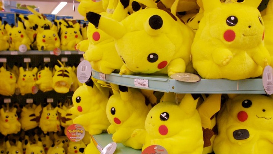 Des peluches Pokemon alignées sur un présentoir à Paris