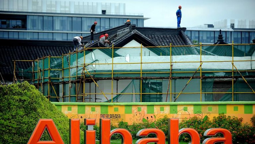Des ouvriers réparent un bâtiment de la maison mère du groupe chinois Alibaba à Hangzhou, le 15 septembre 2014