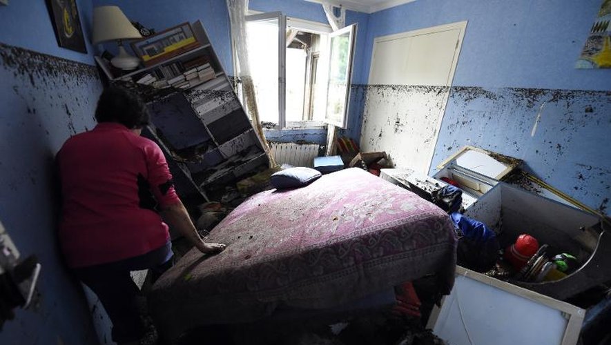 Une femme constate les dommages des innondations dans sa maison à Lamalou-les-Bains (Hérault), le 18 septembre 2014