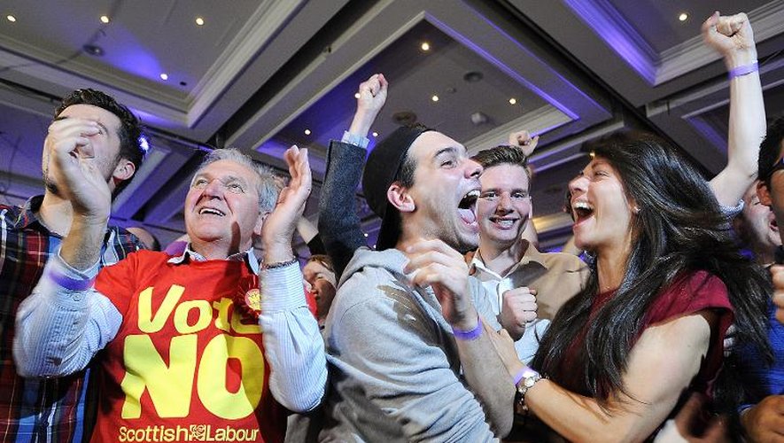 Des partisans du maintien de l'Ecosse au sein du Royaume-Unis fêtent la victoire du non au référendum d'indépendance, le 19 septembre 2014 à Glasgow
