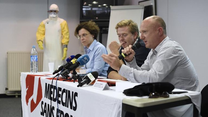 Le directeur des opérations humanitaires de MSF, Brice de la Vingue (d), et les médecins Bertrand Draguez (c) et Annette Heinzelmann (g), en conférence de presse, le 18 septembre 2014 à Paris