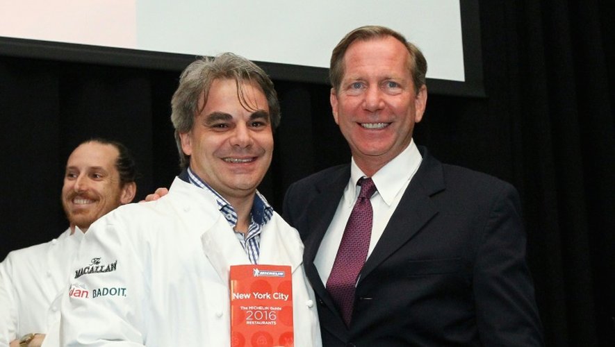Le chef Gabriel Kreuther et le directeur international des guides Michelin, Michael Ellis, le 30 septembre 2015 à New York