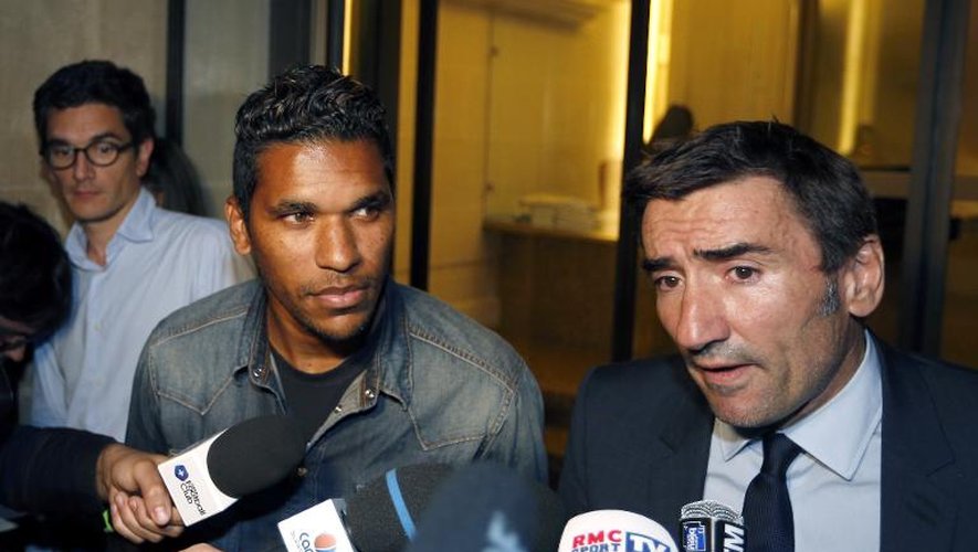 Brandao, l'attaquant brésilien de Bastia, et son avocat Olivier Martin (d), le 18 septembre 2014 après une audition devant la Commission de discipline de la Ligue à Paris
