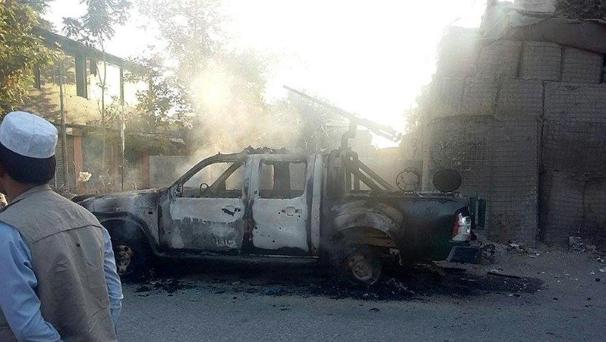 Un véhicule des forces de sécurité afghanes calciné le 1er octobre 2015 à Kundunz