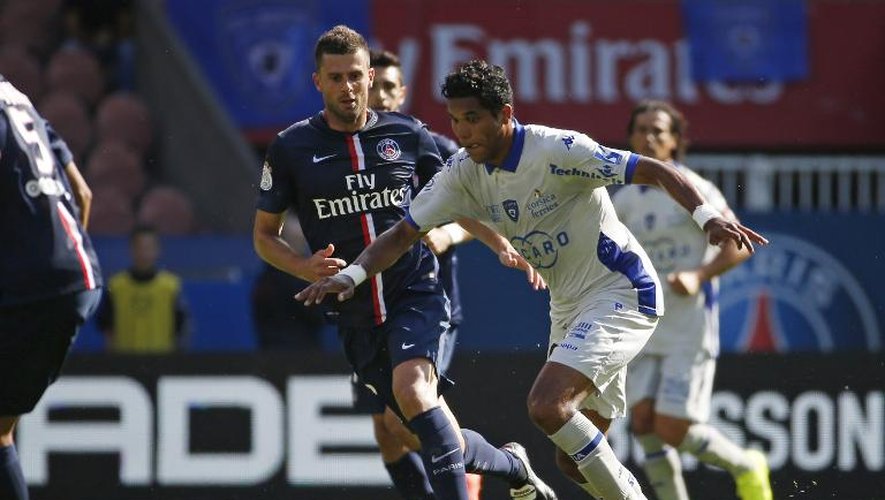 Le joueur de Bastia Brandao (d) et le joueur du PSG, Thiago Motta (g), lors du match de Ligue 1, le 16 août 2014 au Parc des Princes à Paris