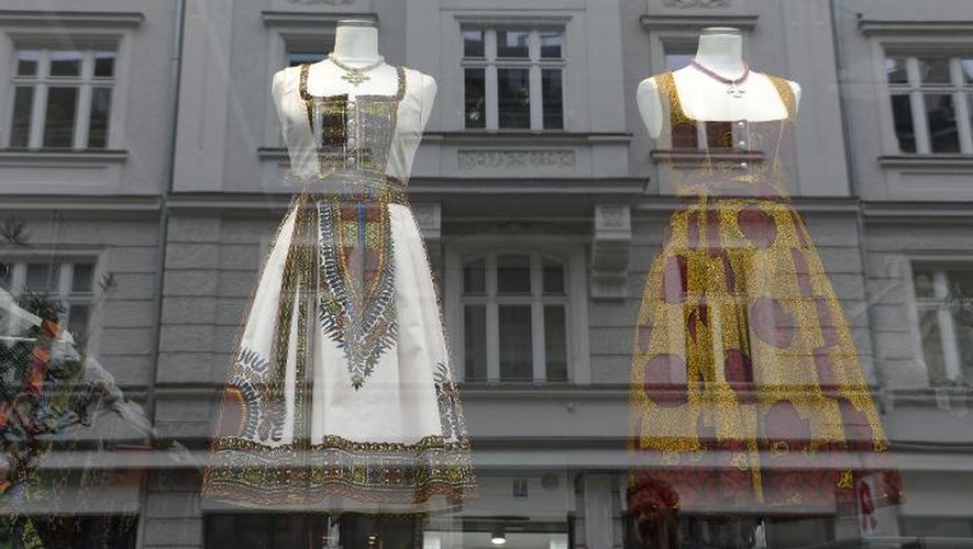 Une vitrine de la boutique des créatrices Rahmee Wetterich et Marie Darouiche présentant des "Dirndl à l'africaine", le 15 septembre 2014 à Munich
