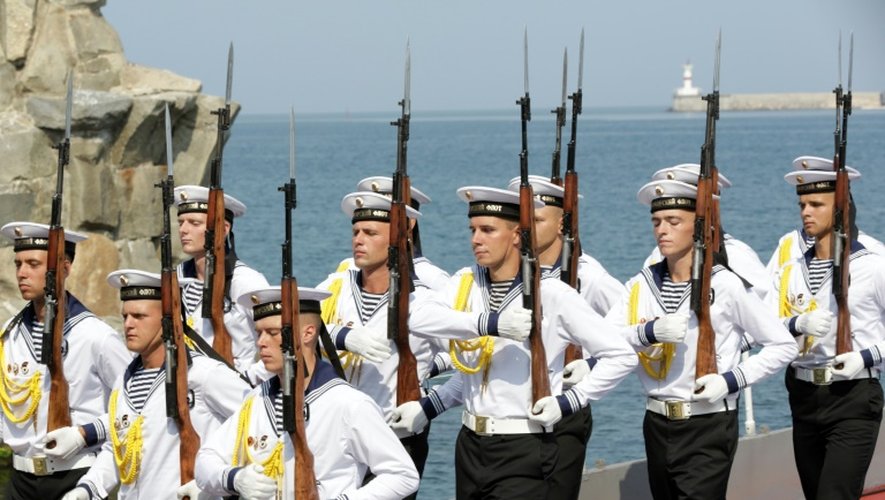 Des fusiliers marins russes défilent à Sébastopol, en Crimée, le 31 juillet 2016